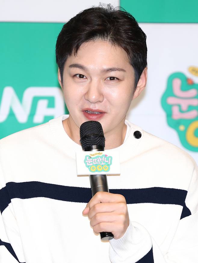 비투비 이창섭이 9일 오후 서울 마포구 아만티 호텔에서 열린 ENA 새 예능 '눈떠보니 OOO' 제작발표회에 참석해 인사말을 하고 있다. '눈떠보니 OOO'(연출 안제민)은 어느 날 갑자기 OOO의 삶을 살게 된 스타들의 우당탕탕 리얼 일상 생존기. 9일(오늘) 밤 9시 첫 방송. 서병수 기자 qudtn@edaily.co.kr /2024.05.09/