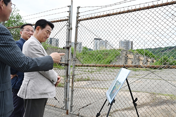 김동근 시장이 지난 7일 주한미군 관계자들과 캠프스탠리를 방문해 현황을 파악하고 있다. [사진=의정부시]