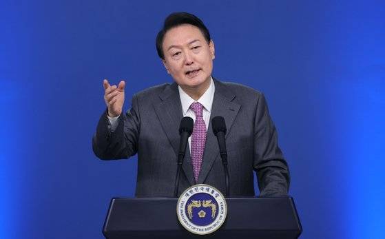 윤석열 대통령이 지난 2022년 8월 17일 용산 대통령실 청사에서 취임 100일을 맞아 연 첫 공식 기자회견에서 취재진의 질문에 답하고 있다. 대통령실사진기자단