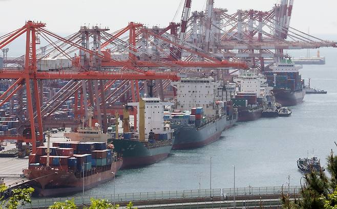 지난달 25일 부산항 신선대부두에서 컨테이너 하역작업이 진행되고 있다. 뉴스1