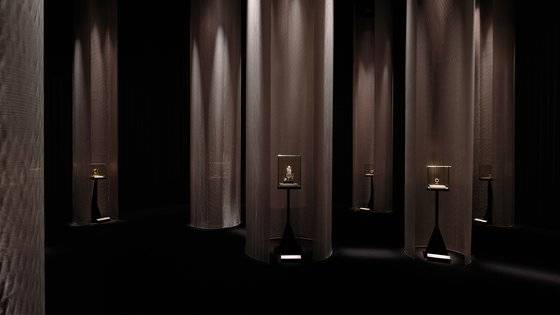 고대 직물 라를 전시 디자인에 활용했다. 프롤로그 전시장 전경. 사진 까르띠에