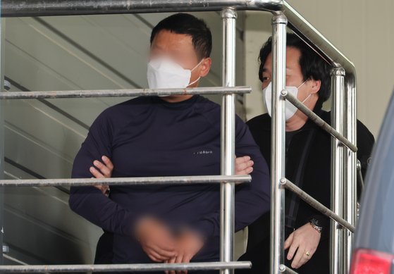 9일 오전 부산 연제구 부산지방법원 앞에서 유튜브 채널을 운영하는 50대 남성을 살해한 피의자 A씨가 경주에서 잡혀 부산 연제경찰서로 이송되고 있다. 송봉근 기자