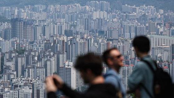 남산에서 바라본 아파트 단지 모습. 뉴스1