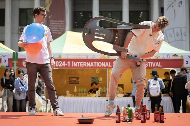 무대에 올라 맥주병 따기 퍼포먼스를 하고 있는 독일팀 학생. 전민규 기자