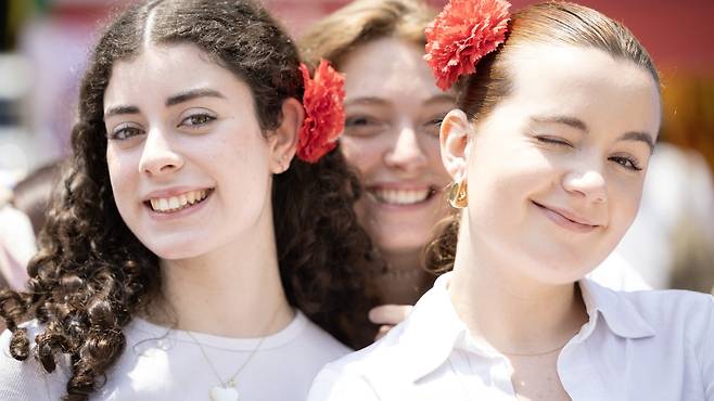 9일 서울 안암캠퍼스 민주광장에서 열린 외국인 학생 축제에 참가한 스페인팀. 머리에 꽃은 빨간 꽃이 인상적이다. 전민규 기자