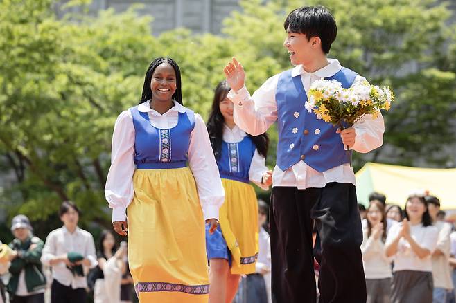 수줍게 무대로 등장한 스웨덴팀 학생들이 관객들을 향해 손을 들어 인사하고 있다. 전민규 기자