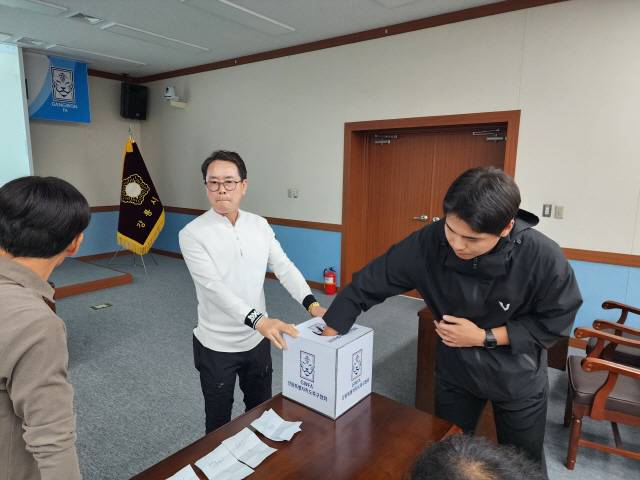 ▲ 2024 금강대기 전국 고교 축구대회 대진 추첨식 및 대표자 회의가 8일 강릉시의회 회의실에서 열렸다.