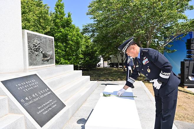 이영수 공군참모총장이 딘 헤스 대령 9주기 추모행사가 열린 9일 헤스 대령 공적기념비에 헌화하고 있다. 공군 제공
