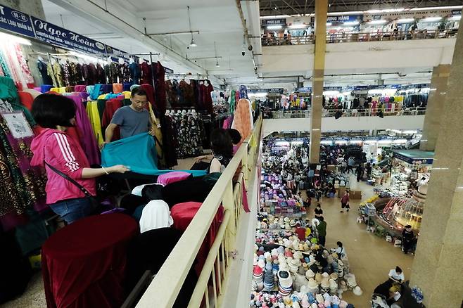 베트남 하노이에 있는 동쑤언 시장에서 지난 3월29일 사람들이 쇼핑을 하고 있다. EPA연합뉴스