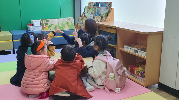 부산의 한 초등학교에서 늘봄교실 미술 수업이 진행되고 있다. 국제신문 DB