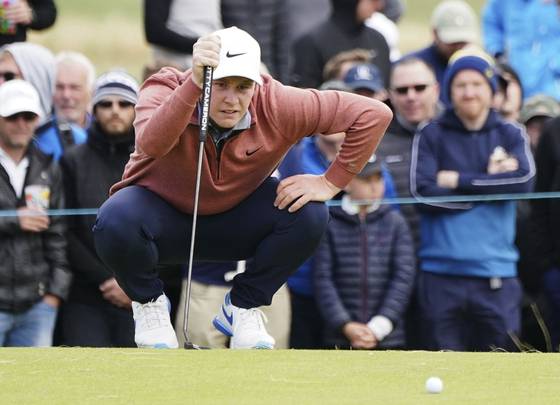 Robert MacIntyre lines up a putt on the 17th green on day four of the Genesis Scottish Open 2023 at the Renaissance Club in Scotland on July 16, 2023. [AP/YONHAP]