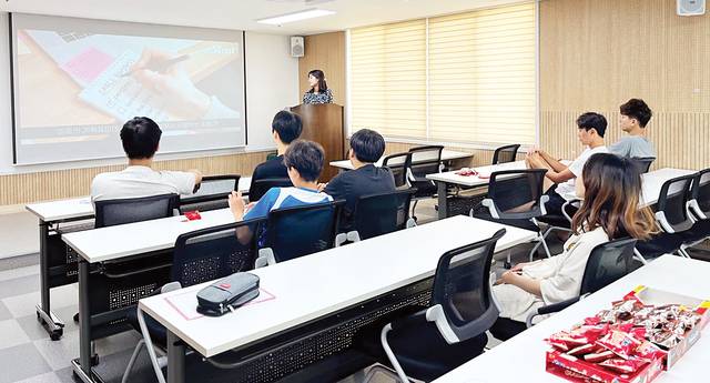광주의 한 아동양육시설에서 지난해 11월 자립준비청년 자조모임인 ‘바람개비 서포터즈’가 보호 아동들에게 강연을 하고 있다. 아동권리보장원 제공