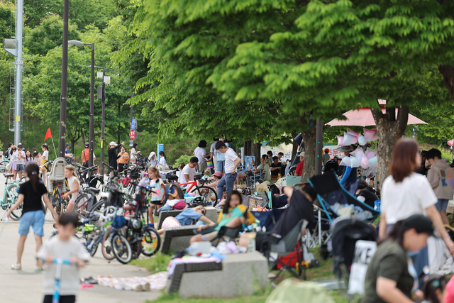오후 서울 영등포구 여의도한강공원 나무 그늘 아래에서 시민들이 쉬고 있다. 연합뉴스