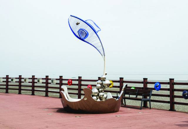 삽교호 관광~맷돌포구로 해안탐방로에 조성된 조형물.
