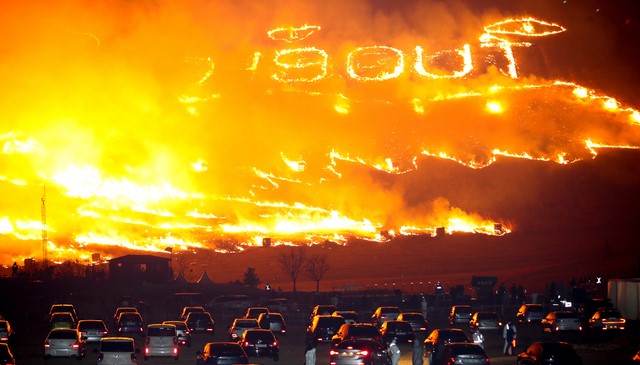 제주들불축제 오름 불 놓기 모습. 뉴시스