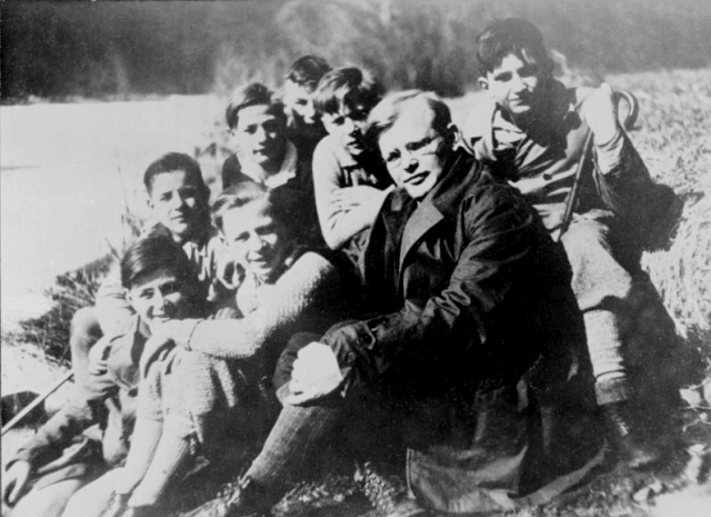 1932년 독일 베를린 베딩 빈민가에서 청년들과 함께한 디트리히 본회퍼. 당시 본회퍼는 목사 안수 이후 이곳에서 견신례 학급을 맡고 있었다. 복있는사람 제공