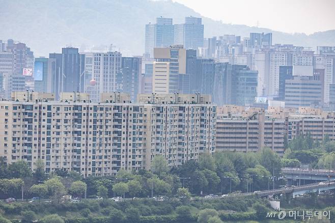 (서울=뉴스1) 이재명 기자 = 사진은 이날 서울 강남구 압주정동 아파트 단지의 모습. 2024.4.26/ /사진=(서울=뉴스1) 이재명 기자