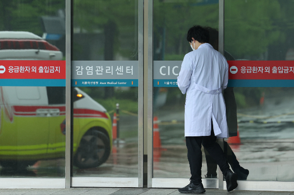 의료개혁을 둘러싼 의정갈등이 지속되는 가운데 정부에 대한 의료계의 고발이 계속되자 정부가 유감을 표했다. 지난 5일 서울 시내 대형병원에서 의료진이 발걸음을 옮기고 있다. /사진=뉴스1