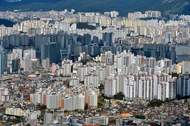 올 1분기 6억원 미만에 매매 거래된 서울 아파트 비중이 역대 최저 수준인 것으로 조사됐다. 사진은 서울시내 한 아파트 밀집 지역. /사진=뉴시스