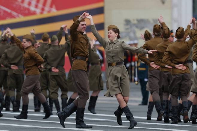 러시아에서는 5월9일을 승리의 날을 공휴일로 지정해 매년 지키고 있다. 사진은 지난 5일(현지시각) 러시아 상트페테르부르크에서 2차 세계대전 나치 독일로부터 승리한 것을 기념한 승리의 날에 배우들이 퍼레이드 공연을 펼치는 모습. /사진=로이터