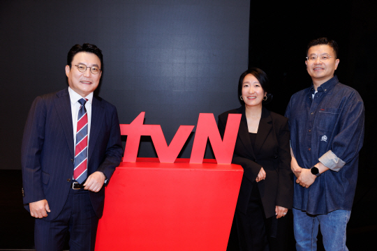 8일 열린 tvN ‘미디어톡’에 참석한 (왼쪽부터)홍기성 미디어사업본부장, 구자영 마케팅담당, 박상혁 채널사업부장.