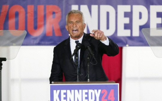미국 정치 명문 케네디가의 직계인 로버트 케네디 주니어가 지난해 10월 9일 필라델피아에서 대선 출마를 선언하고 있다. AP 뉴시스
