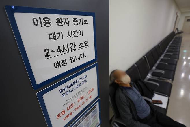 의대 정원 증원을 두고 의정갈등이 이어지는 가운데 8일 오전 서울 시내 한 대학병원 내원객이 진료 순서를 기다리고 있다.[연합]