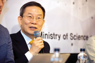 이종호 과학기술정보통신부 장관이 8일 오전 세종시 정부세종청사 인근 식당에서 열린 취임 2주년 기자간담회에 참석, 기자들의 질문에 답하고 있다. [과학기술정보통신부 제공]