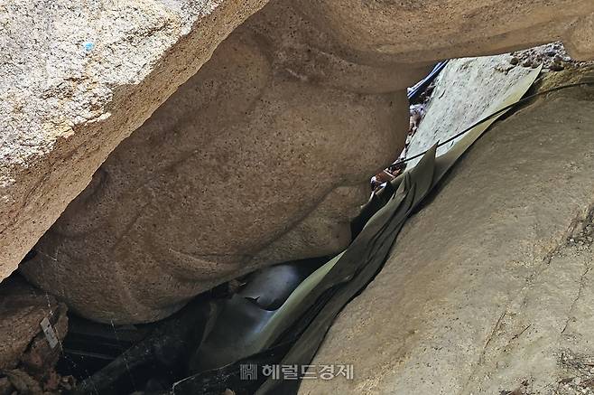 경주 남산 열암곡 마애불의 얼굴. 조선시대 지진으로 바위가 넘어졌는데 석상의 얼굴이 암반에서 겨우 5cm 떨어진 채 온전히 보전돼 있어 ‘5cm의 기적’으로 통한다.