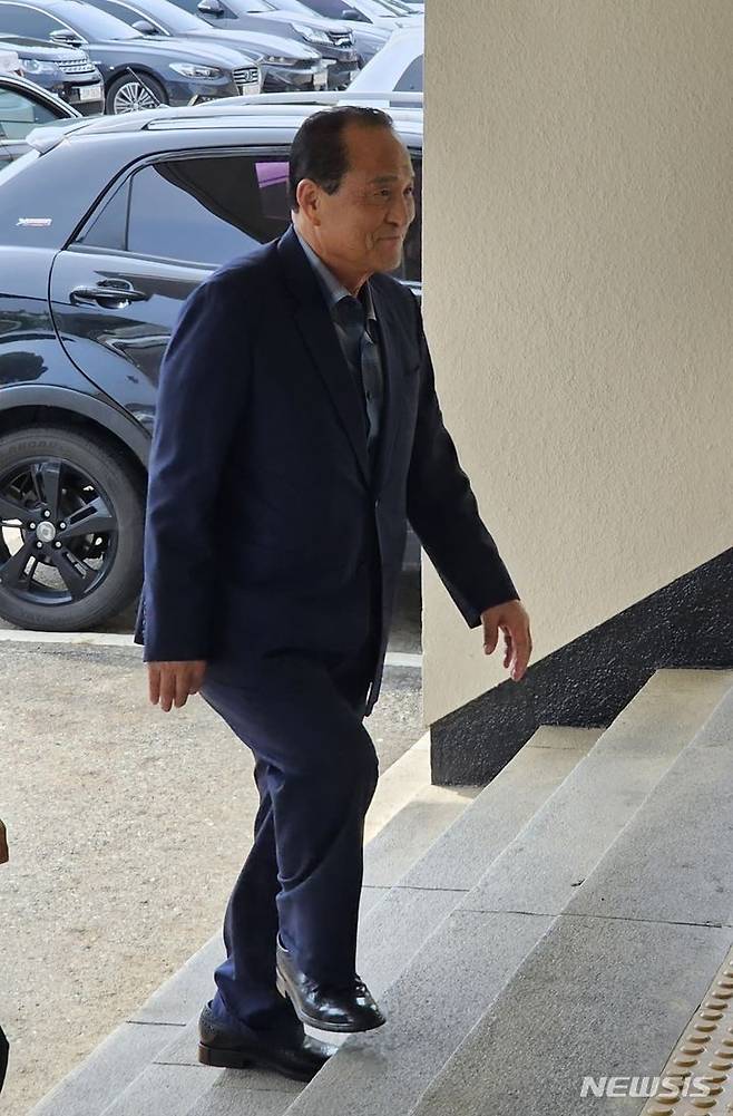 [의성=뉴시스] 김진호 기자 = '정치자금법 위반' 혐의로 재판에 넘겨진 김영만 전 군위군수가 19일 대구지법 의성지원으로 들어서고 있다. 2023.09.19  kjh9326@newsis.com