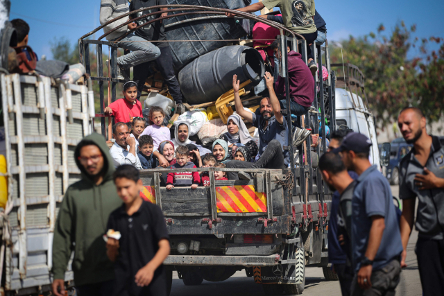 ▲7일(현지시간) 이스라엘군의 대피령에 따라 가자지구 남부 라파에서 피난민들이 짐을 챙겨 떠나고 있다. ⓒAFP=연합뉴스