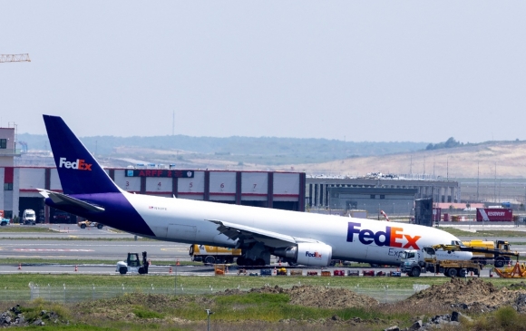 보잉767 화물기가 8일 튀르키예 이스탄불 국제공항에 착륙장치(랜딩기어) 이상으로 비상착륙했다. 로이터 연합뉴스