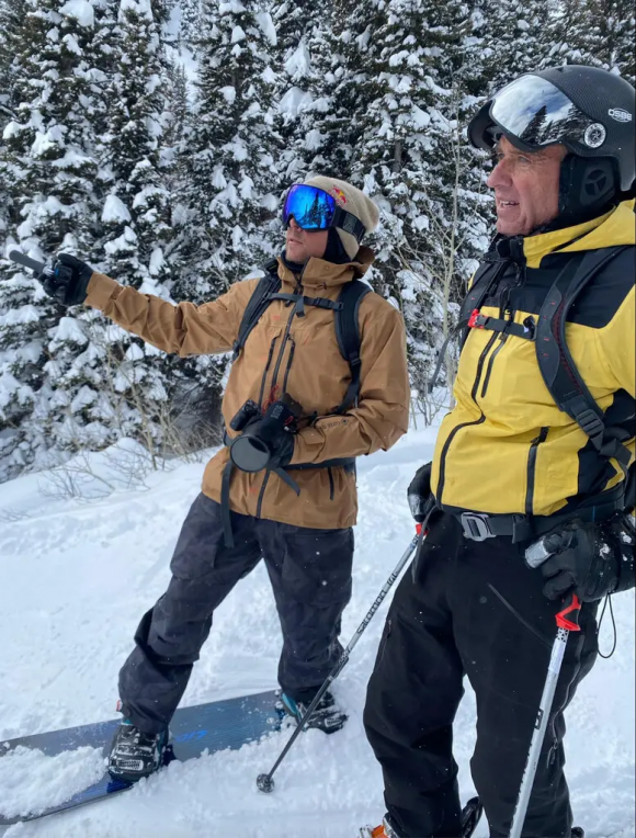 로버트 케네디 주니어(오른쪽)가 미국 와이오밍주 잭슨홀에서 스키를 타고 있다. 페이스북 캡처