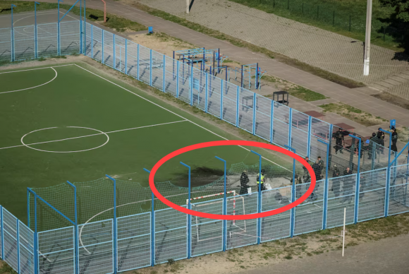 2024년 5월 8일 우크라이나 하르키우의 한 학교 옆 경기장에 러시아군의 미사일이 떨어졌다. 이날 공습으로 어린이 4명이 현장에서 부상을 입었고, 이중 2명은 크게 다친 것으로 알려졌다. 로이터 연합뉴스