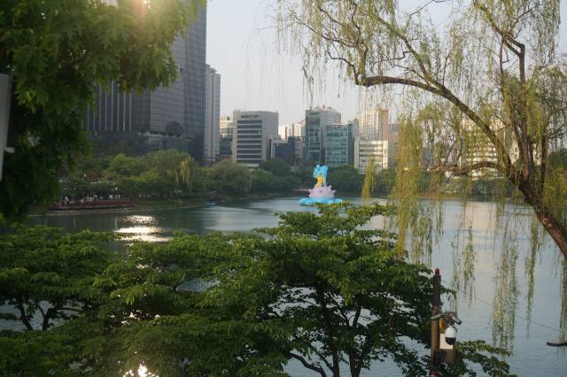 석촌호수 동호에 띄워진 라프라스와 피카츄 아트벌룬. 문예빈 기자