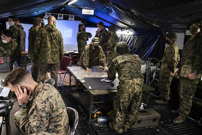 2021년 5월15일 일본 육상자위대와 미국 해병대 군인들이 일본 미야자키현 에비노의 기리시마 훈련장에서 프랑스 육군이 참여한 가운데 3개국 합동훈련을 하고 있다.ⓒAP Photo