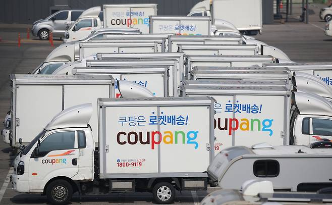 서울 서초구의 한 주차장에 세워진 쿠팡 배송 차량 ⓒ연합뉴스