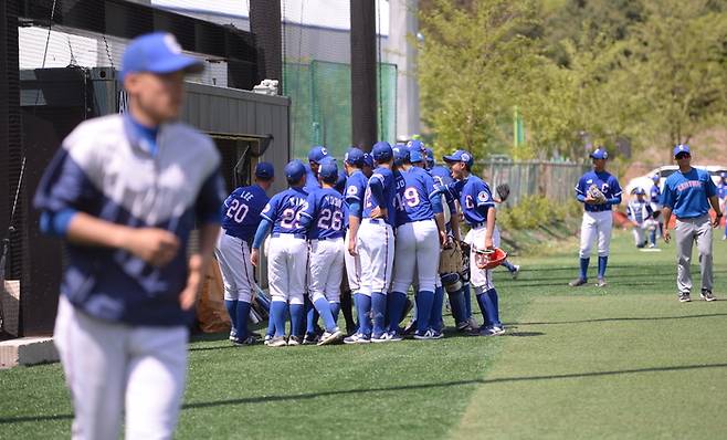 센텀중 선수들이 4일 강원도 인제군 야구장에서 열린 제2회 하늘내린인제 우수중학교 초청 스프링캠프 평택BC와 경기에서 이닝을 마치고 더그아웃 앞에 모여 파이팅을 외치고 있다. 인제 | 김만석 선임기자 icando@kyunghyang.com