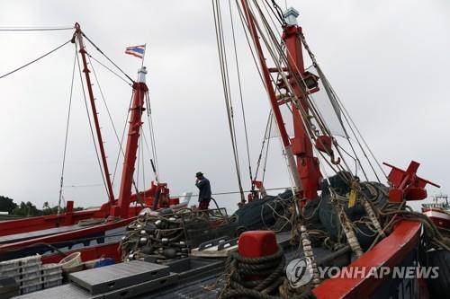 태국어선에서 강제 노역하는 노동자들 [EPA=연합뉴스]