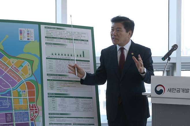 새만금 산단 현황 설명하는 김경안 새만금청장  [새만금개발청 제공. 재판매 및 DB 금지]