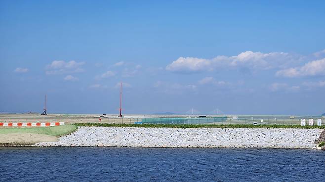 땅을 단단하게 다지는 작업이 진행 중인 새만금 수변도시  [촬영 박초롱]