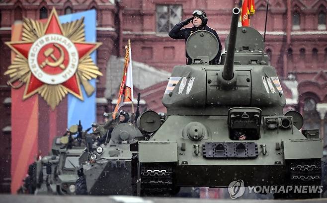 소련제 T-34 전차 (모스크바 AFP=연합뉴스) 9일(현지시간) 러시아 모스크바 붉은광장에서 열린 제2차 세계대전 전승절 열병식에서 소련제 T-34 전차가 행진하고 있다. 2024.5.9 photo@yna.co.kr (끝)