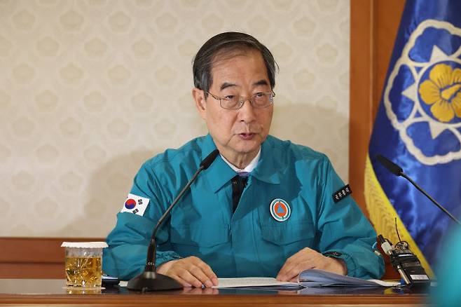 한덕수 국무총리가 10일 서울 종로구 정부서울청사에서 열린 의사집단행동 중앙재난안전대책본부 회의를 주재하고 있다. (사진 = 연합뉴스)