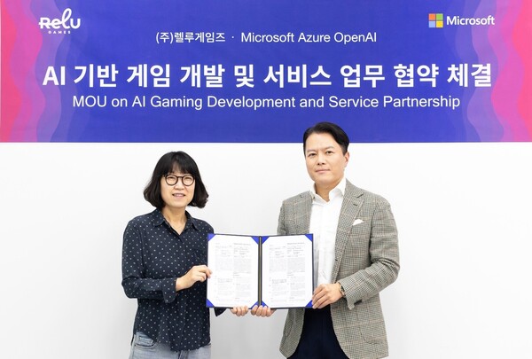 김민정 렐루게임즈 대표(왼쪽)와 고광범 한국마이크로소프트 엔터프라이즈 커머셜 사업 부문장이 AI 기반 게임 개발 및 서비스 협력을 위한 업무 협약을 체결했다.
