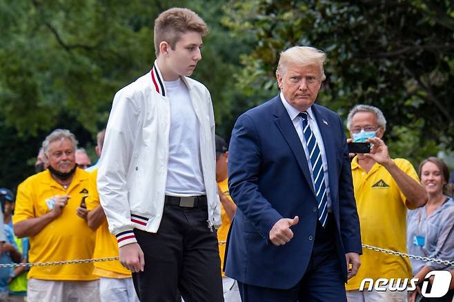 2020년 8월 16일(현지시간) 당시 도널드 트럼프 미국 대통령과 아들 배런이 뉴저지주 베드민스터에서 주말을 보낸 뒤 워싱턴 백악관에 도착해 백악관 근로자들의 환영을 받고 있다. ⓒ AFP=뉴스1 ⓒ News1 우동명 기자