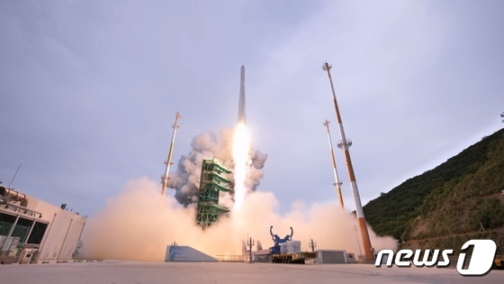 한국형 우주발사체 누리호(KSLV-Ⅱ)가 25일 오후 전남 고흥군 나로우주센터에서 발사되고 있다. (항공우주연구원 제공) 2023.5.25/뉴스1 ⓒ News1 장수영 기자