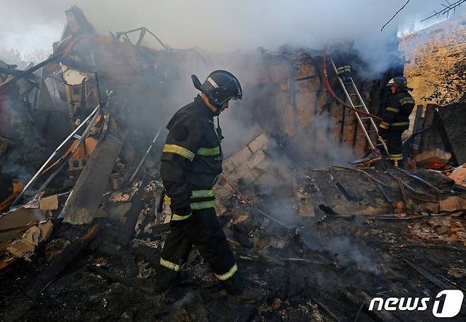 러시아와 우크라이나의 충돌이 계속되는 가운데 24일(현지시간) 포격으로 인해 화재가 발생한 현장에서 한 소방관이 걸어가고 있다. 2023.10.25 ⓒ 로이터=뉴스1 ⓒ News1 정지윤 기자