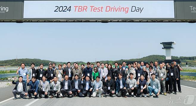 ‘2024 TBR(트럭·버스용 타이어) 테스트 드라이빙 데이’ 행사에서 참가자들이 단체사진을 찍고 있다. (한국타이어 제공) /뉴스1