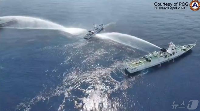 30일 (현지시간) 중국 해양경비선이 남중국해 영유권 분쟁 해역에서 필리핀 해양경비선을 향해 물대포를 발사하고 있다. 2024.05.01 ⓒ AFP=뉴스1 ⓒ News1 우동명 기자