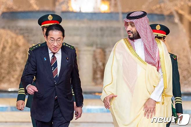 기시다 후미오 일본 총리가 16일(현지시간) 제다를 방문해 무함마드 빈 살만 사우디아라비아 왕세자의 환영을 받고 있다. 2023,7.17 ⓒ AFP=뉴스1 ⓒ News1 우동명 기자